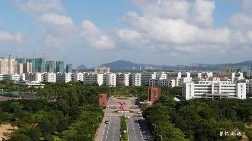 教育工作先進(jìn)集體" 高爾夫球場(chǎng) (圖片來(lái)源學(xué)校官網(wǎng)) 珠海城市職業(yè)技術(shù)